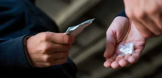 ¿Qué hacer si creo que mi vecino vende drogas?